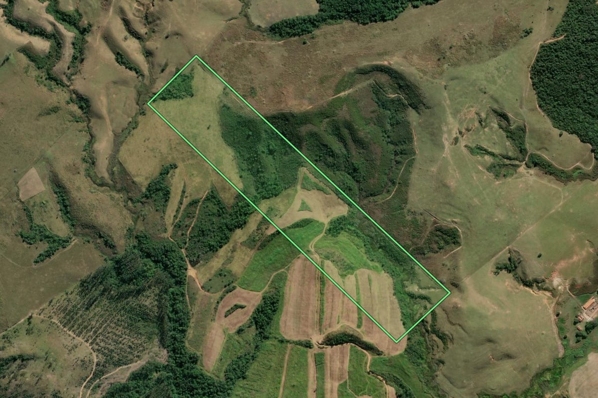 Imagem de satélite do imóvel rural em Cachoeira Paulista (SP), com o contorno declarado no CAR desenhado por cima.