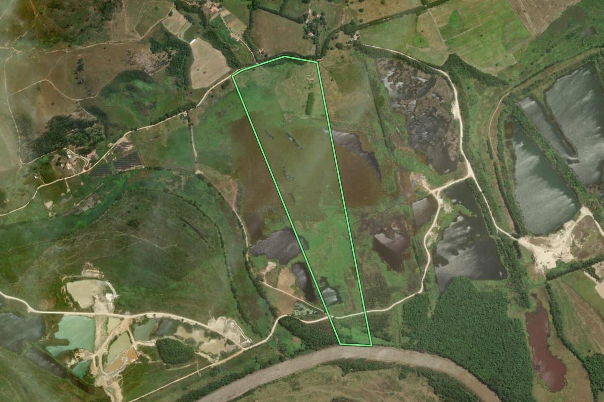 Imagem de satélite do imóvel rural em Cachoeira Paulista (SP), com o contorno declarado no CAR desenhado por cima.