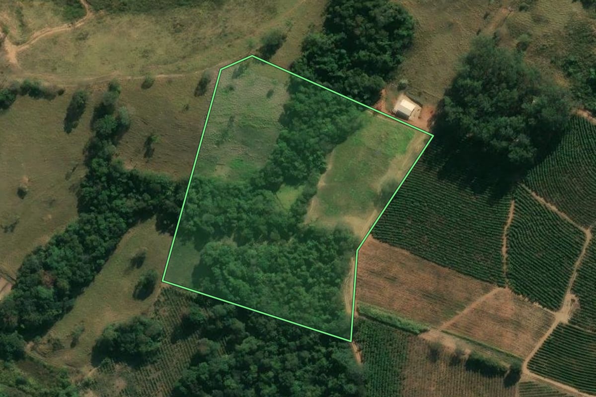Imagem de satélite do imóvel rural em Caconde (SP), com o contorno declarado no CAR desenhado por cima.