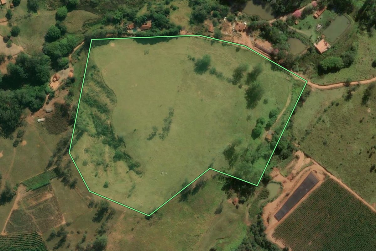 Imagem de satélite do imóvel rural em Caconde (SP), com o contorno declarado no CAR desenhado por cima.