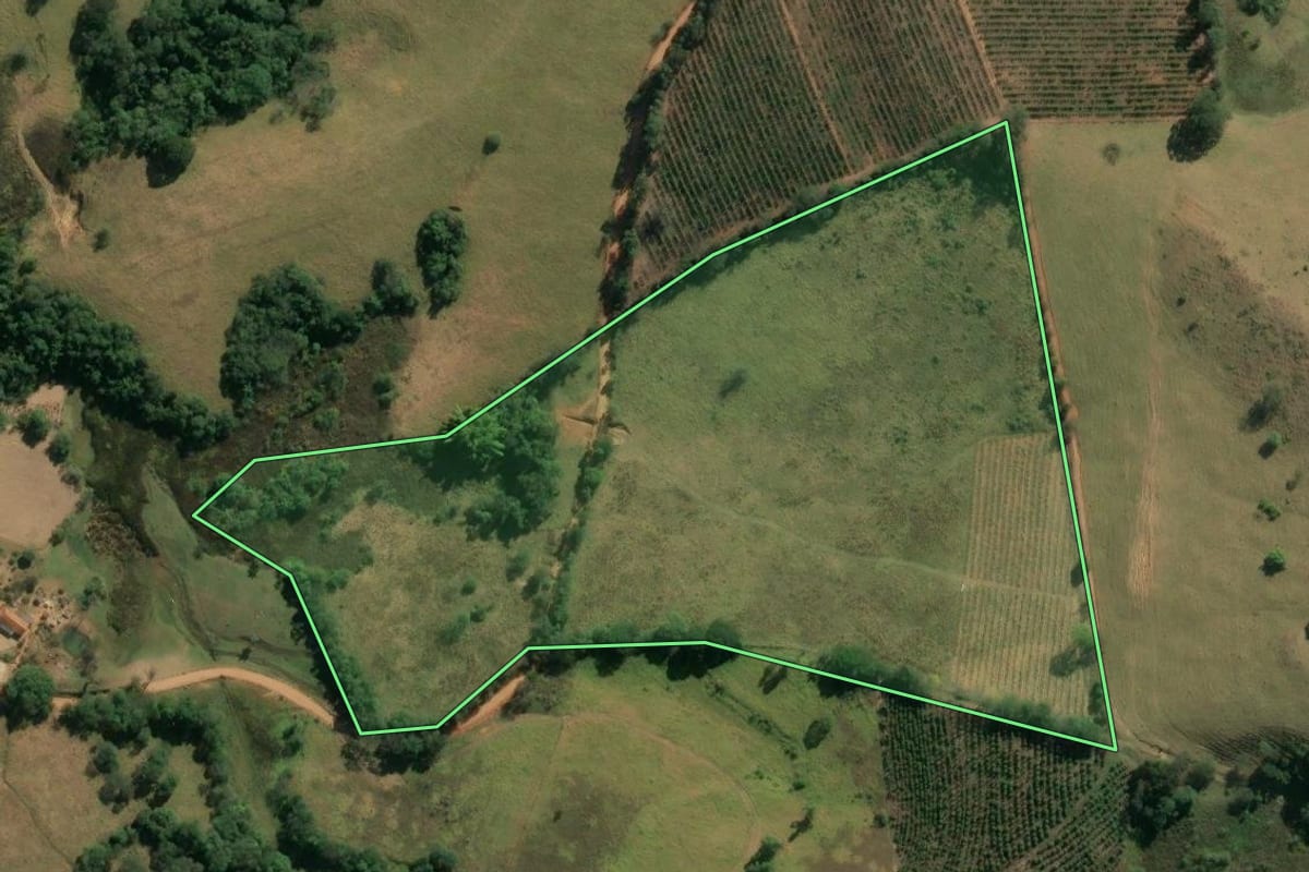 Imagem de satélite do imóvel rural em Caconde (SP), com o contorno declarado no CAR desenhado por cima.