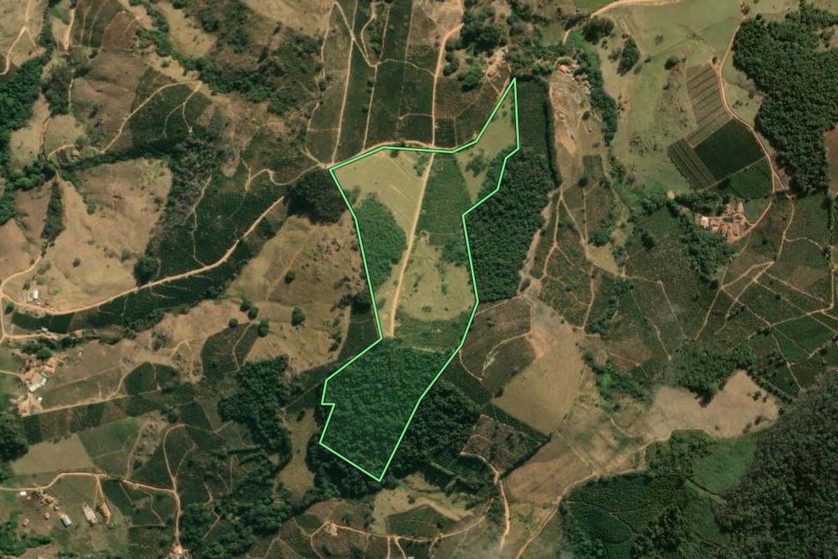 Imagem de satélite do imóvel rural em Caconde (SP), com o contorno declarado no CAR desenhado por cima.