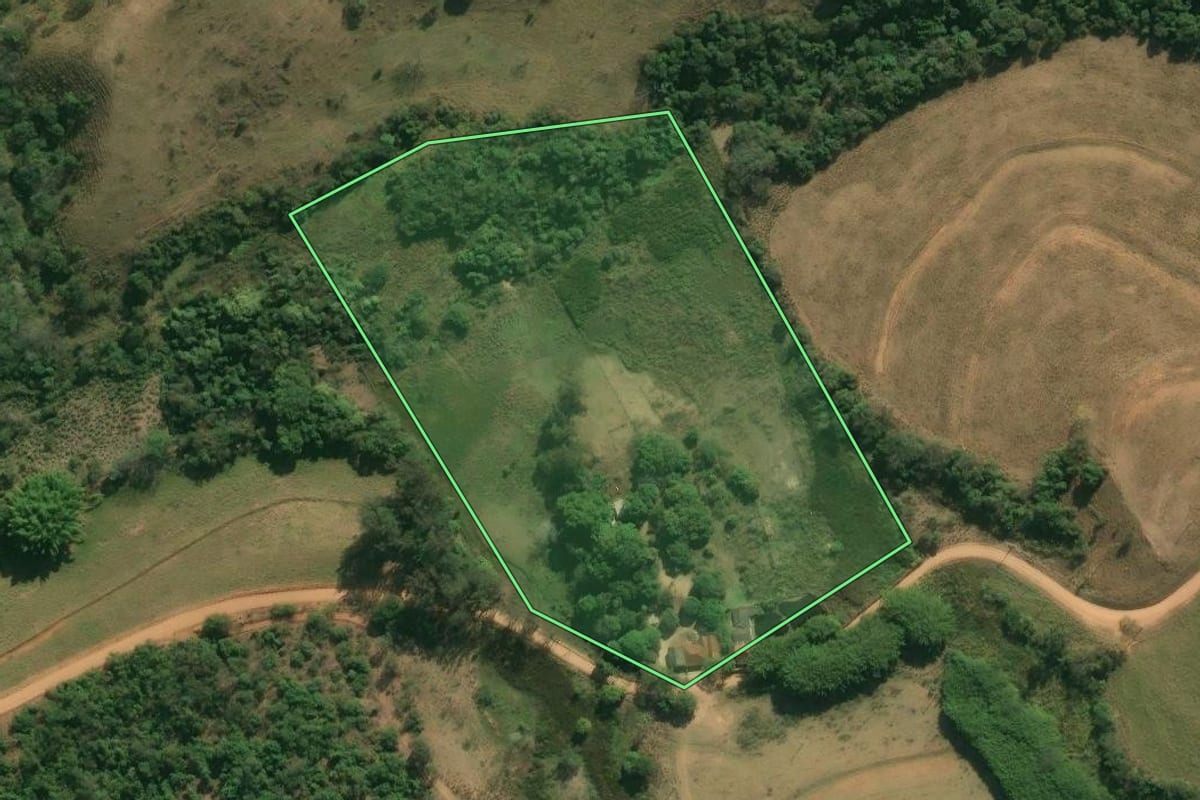 Imagem de satélite do imóvel rural em Caconde (SP), com o contorno declarado no CAR desenhado por cima.