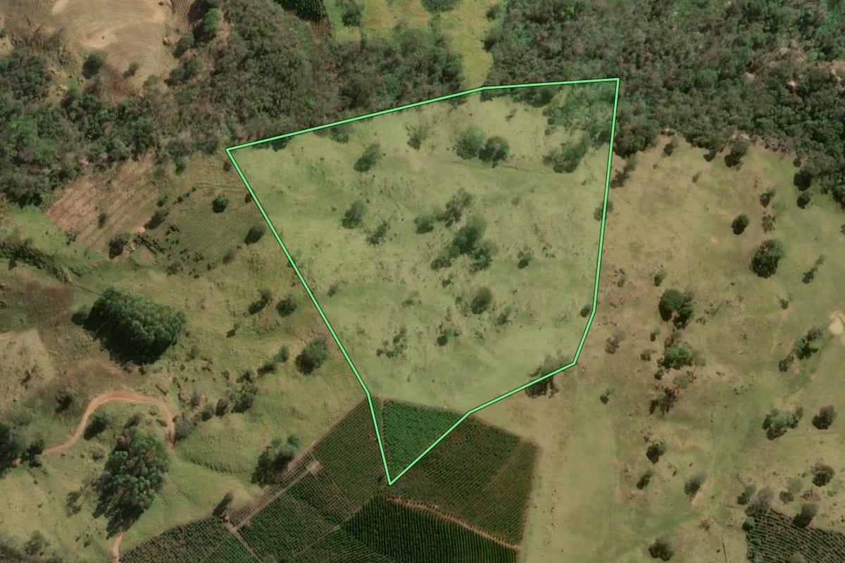 Imagem de satélite do imóvel rural em Caconde (SP), com o contorno declarado no CAR desenhado por cima.