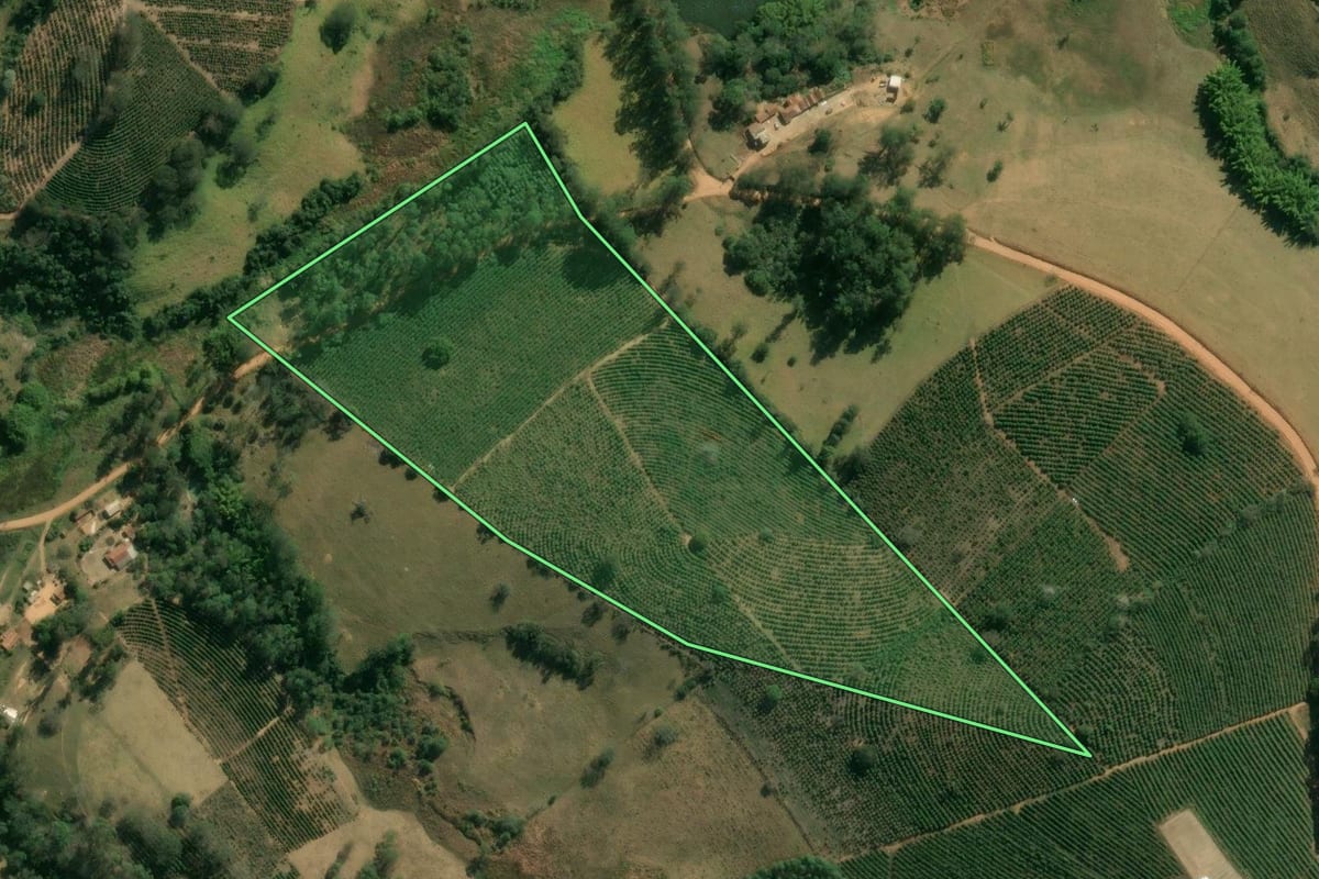 Imagem de satélite do imóvel rural em Caconde (SP), com o contorno declarado no CAR desenhado por cima.