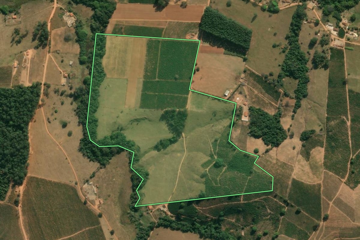 Imagem de satélite do imóvel rural em Caconde (SP), com o contorno declarado no CAR desenhado por cima.