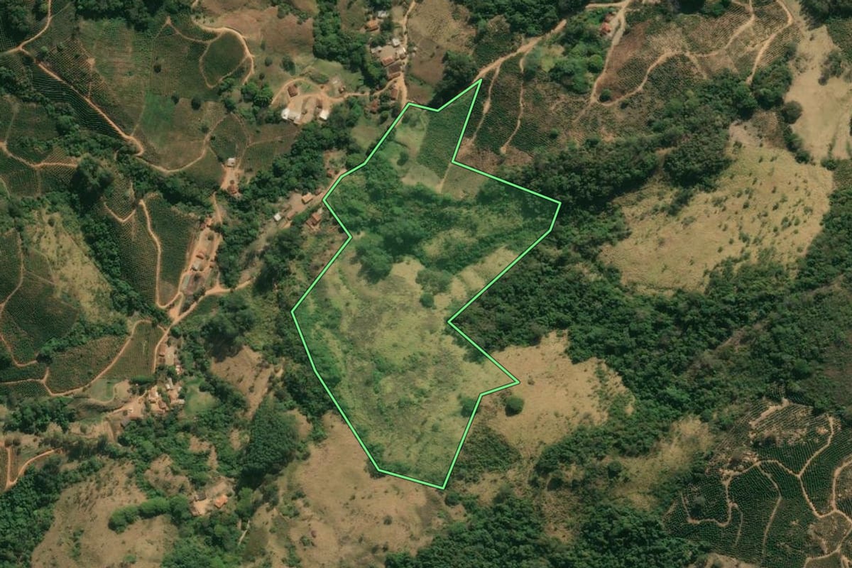 Imagem de satélite do imóvel rural em Caconde (SP), com o contorno declarado no CAR desenhado por cima.