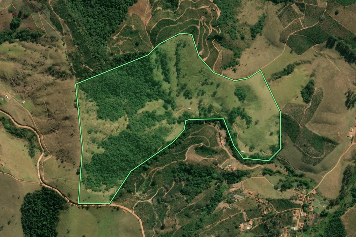 Imagem de satélite do imóvel rural em Caconde (SP), com o contorno declarado no CAR desenhado por cima.