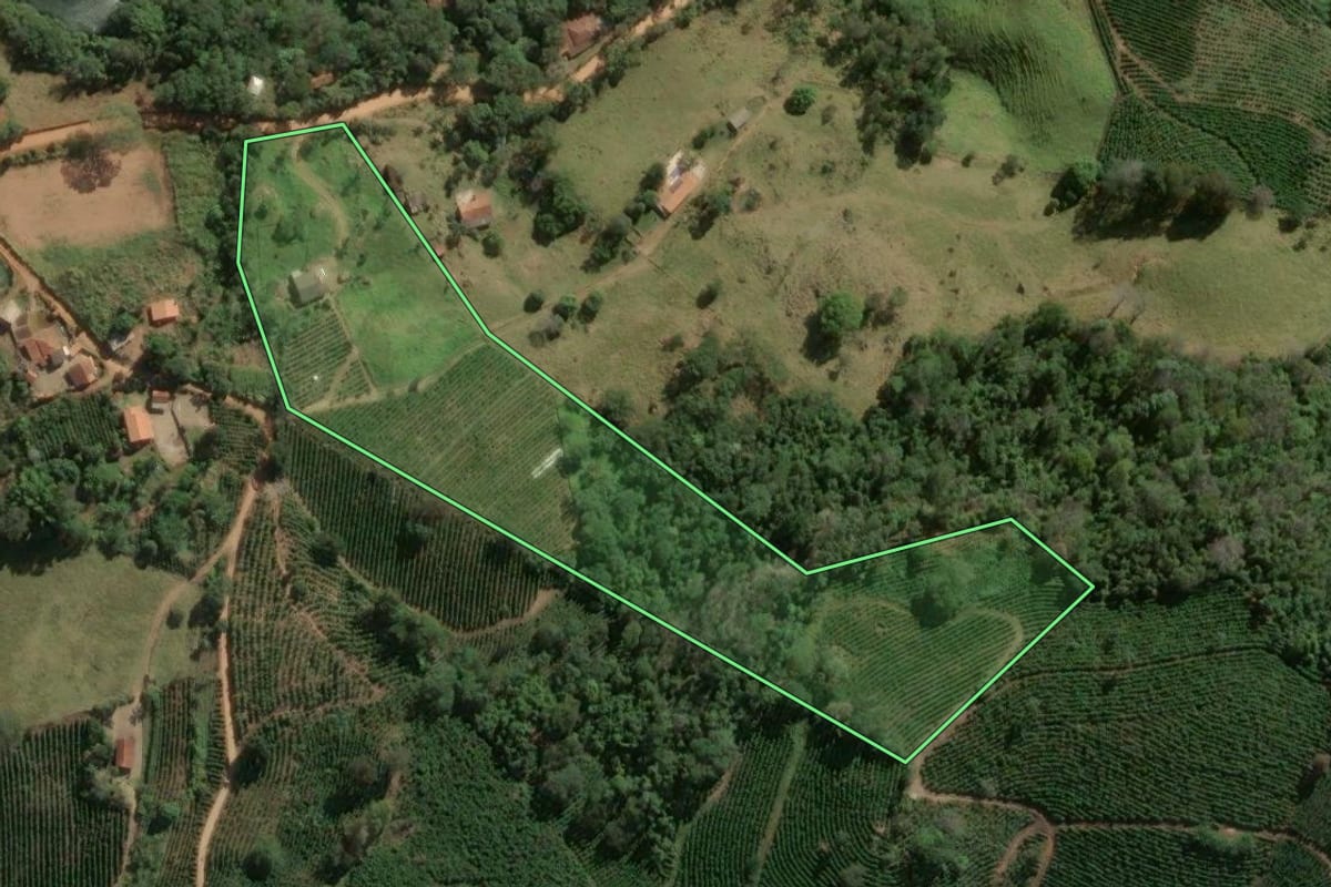 Imagem de satélite do imóvel rural em Caconde (SP), com o contorno declarado no CAR desenhado por cima.