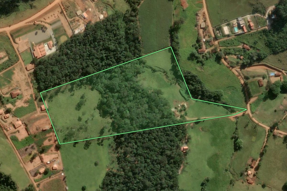 Imagem de satélite do imóvel rural em Caconde (SP), com o contorno declarado no CAR desenhado por cima.