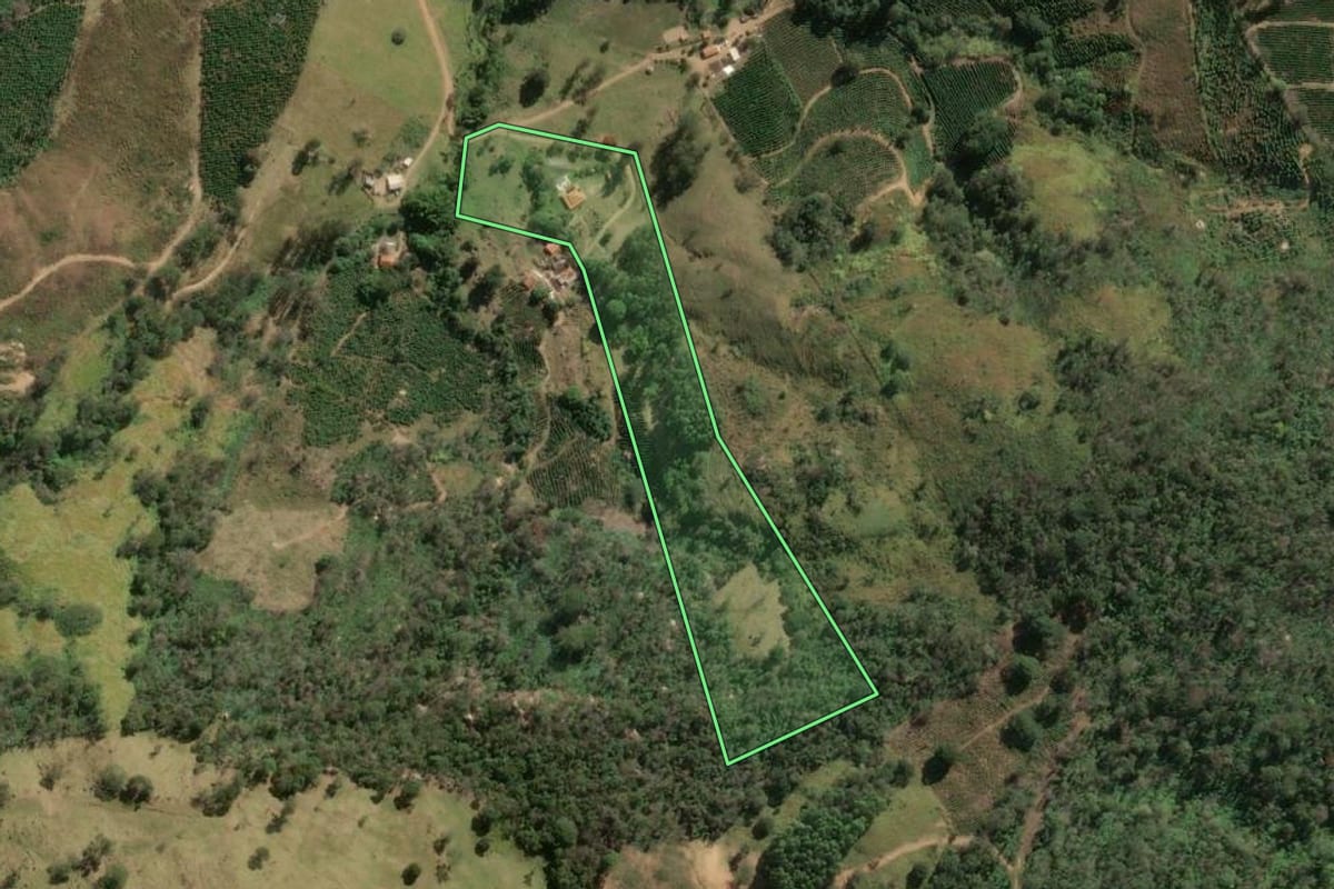 Imagem de satélite do imóvel rural em Caconde (SP), com o contorno declarado no CAR desenhado por cima.