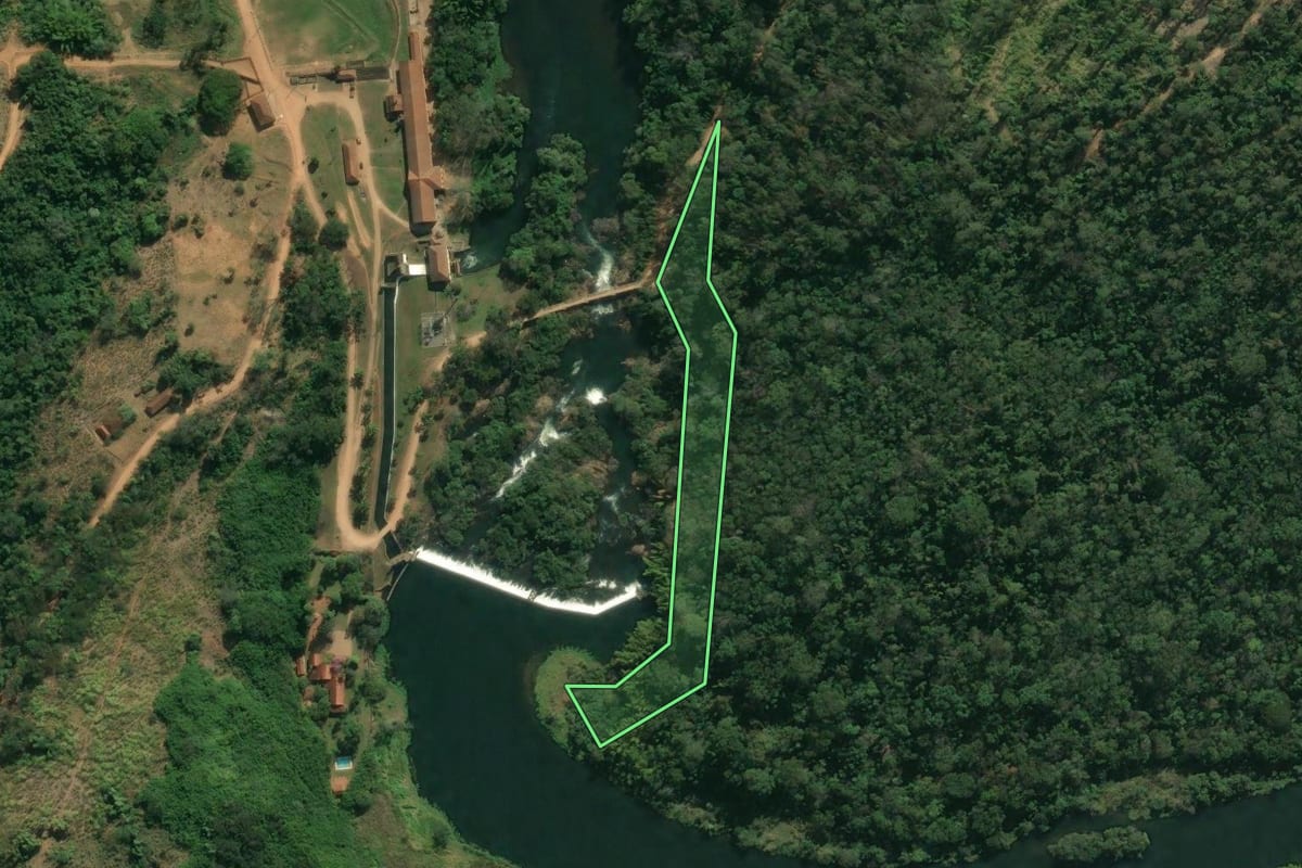 Imagem de satélite do imóvel rural em Caconde (SP), com o contorno declarado no CAR desenhado por cima.