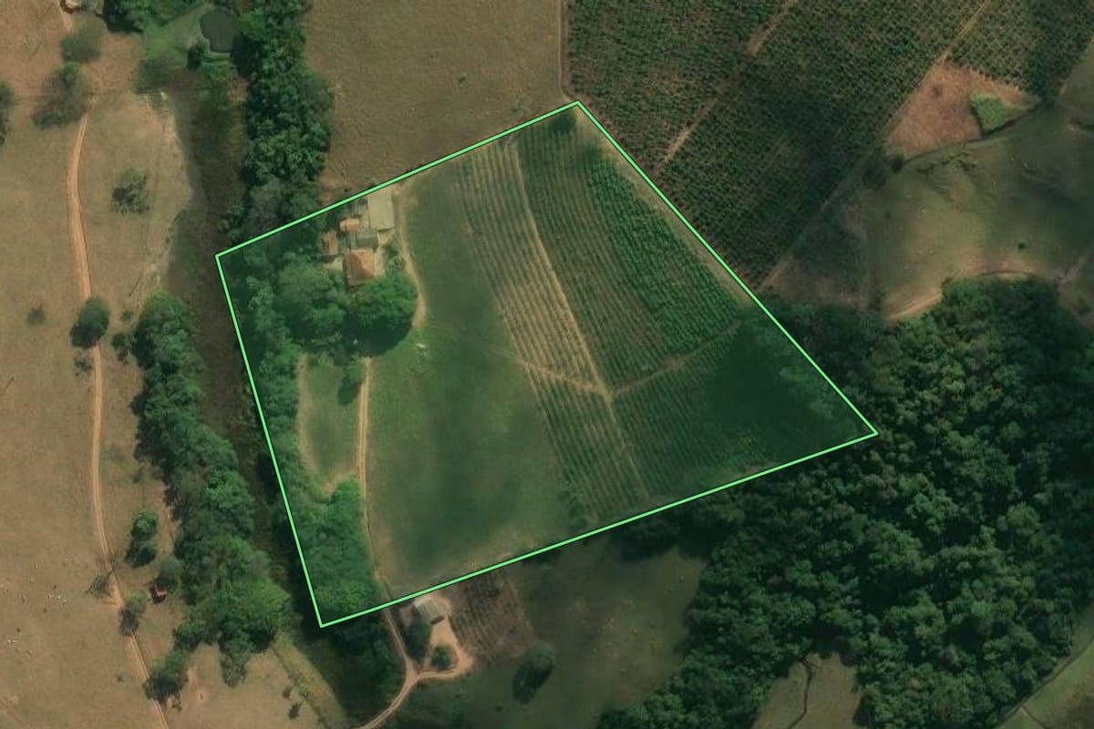 Imagem de satélite do imóvel rural em Caconde (SP), com o contorno declarado no CAR desenhado por cima.