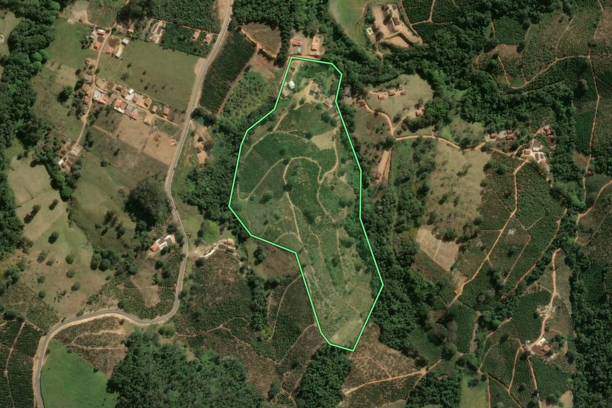 Imagem de satélite do imóvel rural em Divinolândia (SP), com o contorno declarado no CAR desenhado por cima.