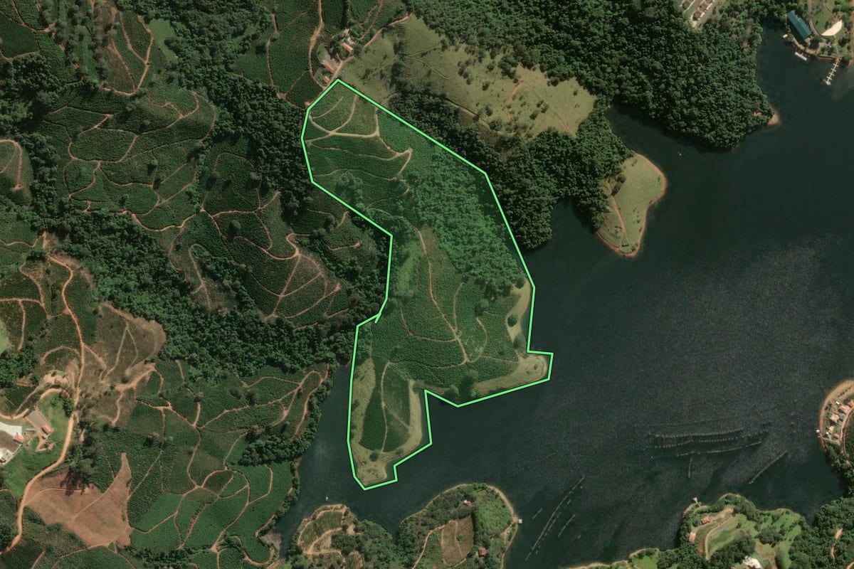 Imagem de satélite do imóvel rural em Caconde (SP), com o contorno declarado no CAR desenhado por cima.