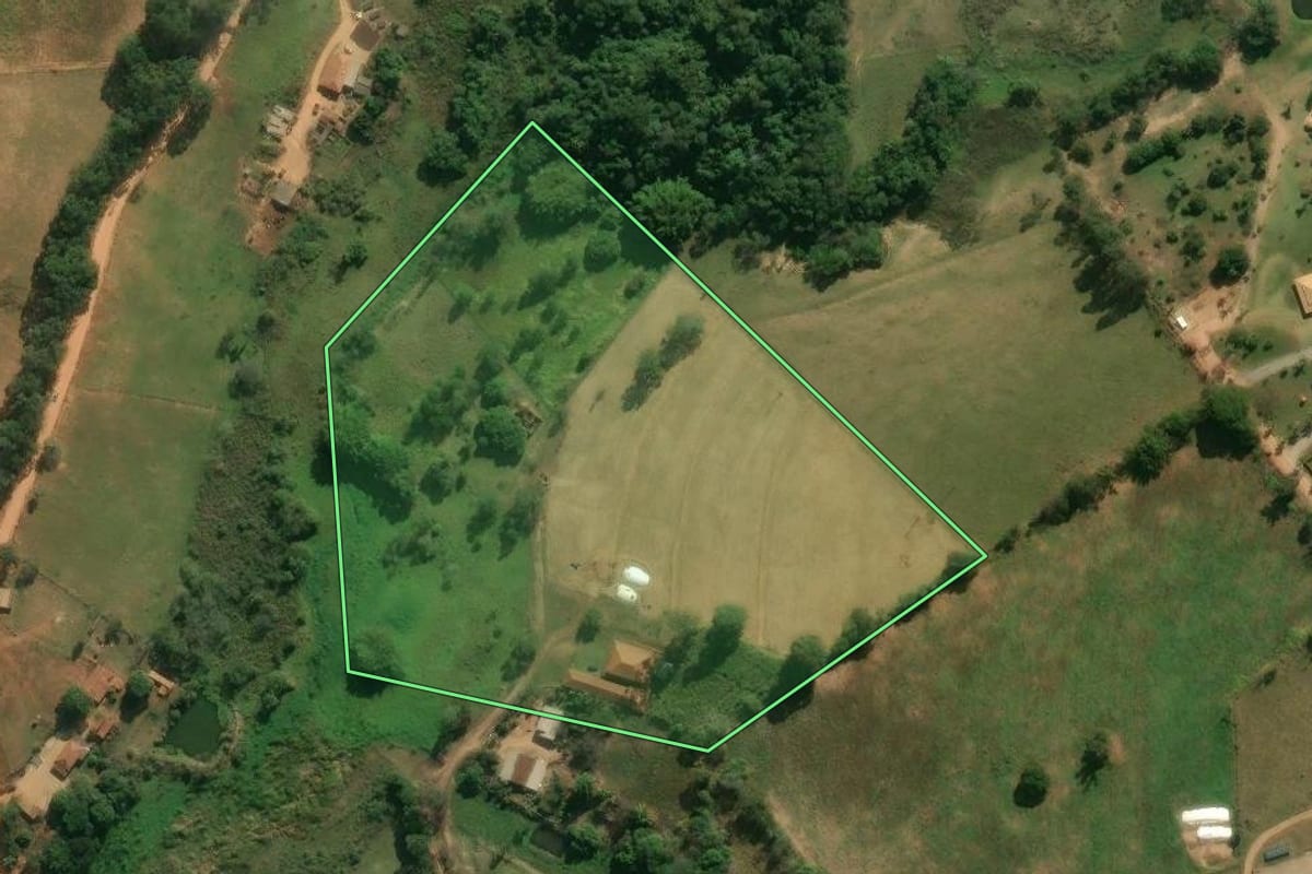 Imagem de satélite do imóvel rural em Caconde (SP), com o contorno declarado no CAR desenhado por cima.