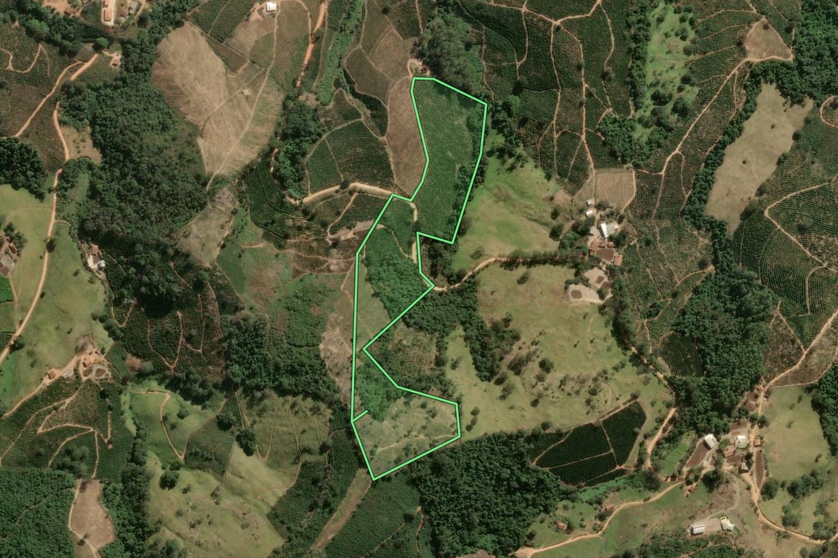 Imagem de satélite do imóvel rural em Caconde (SP), com o contorno declarado no CAR desenhado por cima.