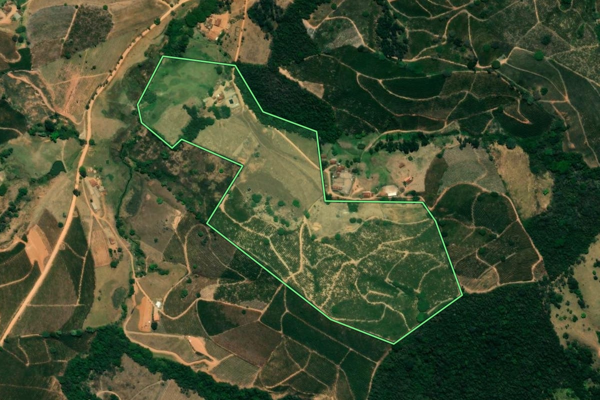 Imagem de satélite do imóvel rural em Caconde (SP), com o contorno declarado no CAR desenhado por cima.