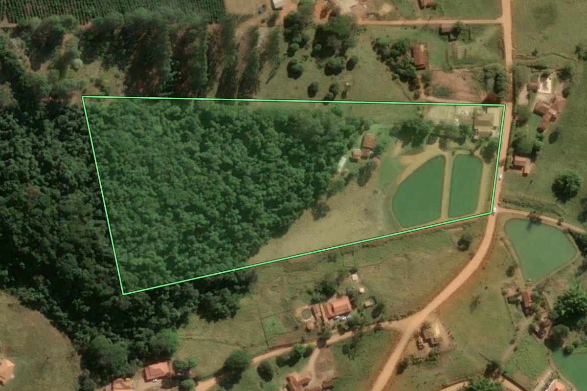Imagem de satélite do imóvel rural em Caconde (SP), com o contorno declarado no CAR desenhado por cima.