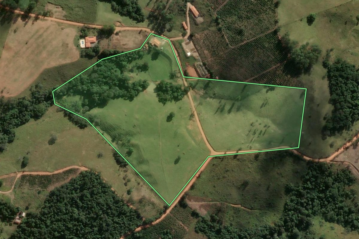 Imagem de satélite do imóvel rural em Caconde (SP), com o contorno declarado no CAR desenhado por cima.