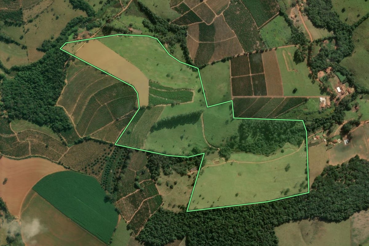 Imagem de satélite do imóvel rural em Caconde (SP), com o contorno declarado no CAR desenhado por cima.