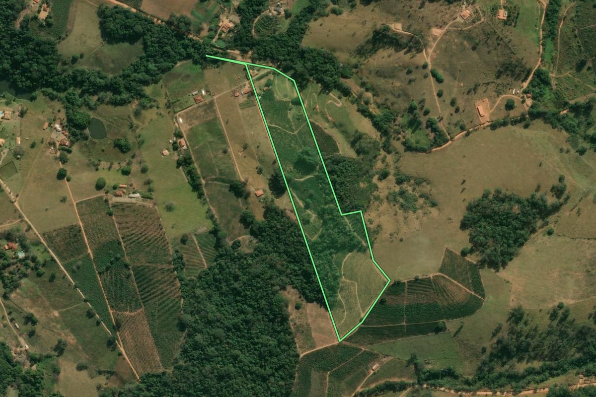 Imagem de satélite do imóvel rural em Caconde (SP), com o contorno declarado no CAR desenhado por cima.