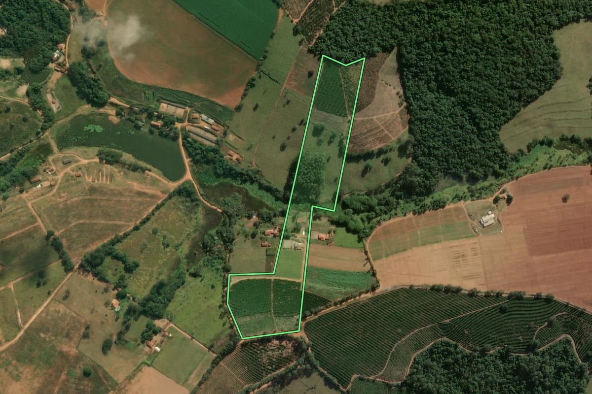 Imagem de satélite do imóvel rural em Caconde (SP), com o contorno declarado no CAR desenhado por cima.