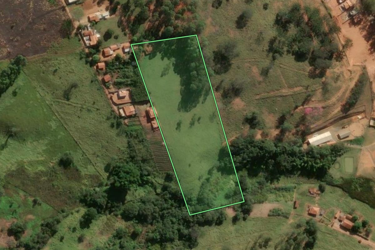 Imagem de satélite do imóvel rural em Caconde (SP), com o contorno declarado no CAR desenhado por cima.