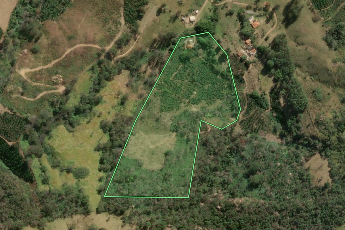 Imagem de satélite do imóvel rural em Caconde (SP), com o contorno declarado no CAR desenhado por cima.