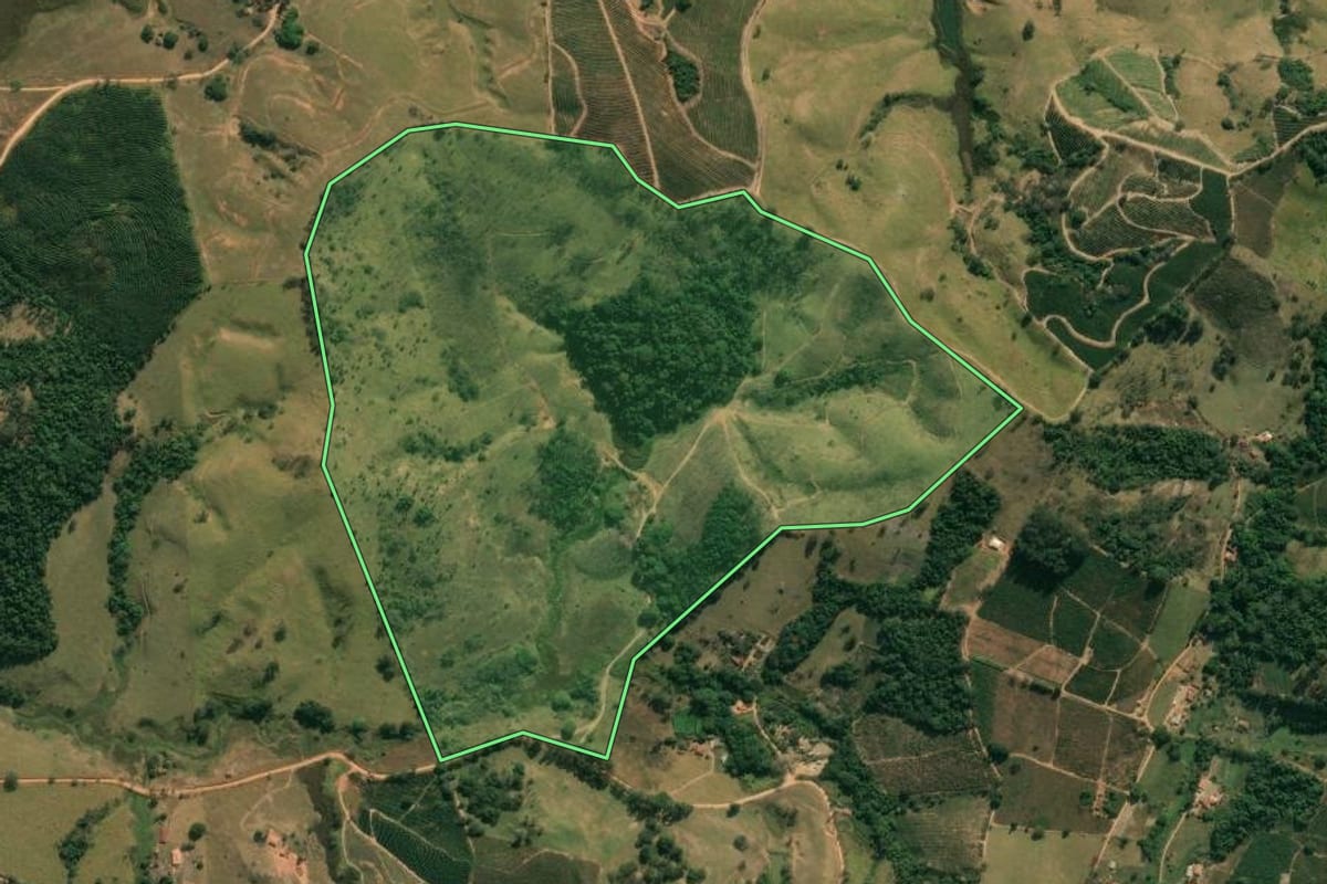 Imagem de satélite do imóvel rural em Caconde (SP), com o contorno declarado no CAR desenhado por cima.
