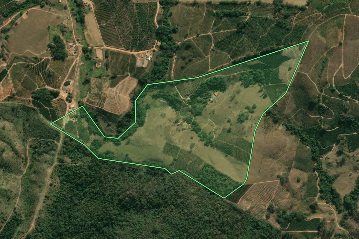 Imagem de satélite do imóvel rural em Caconde (SP), com o contorno declarado no CAR desenhado por cima.