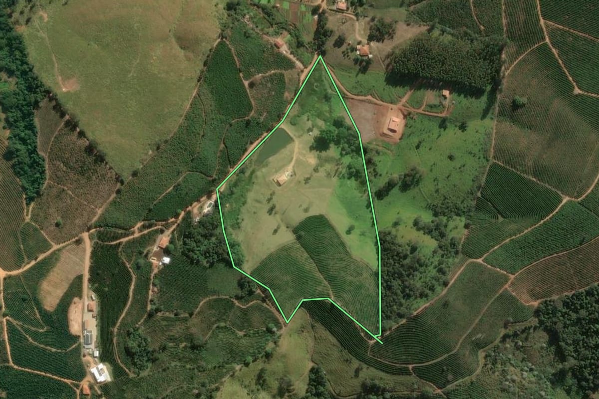 Imagem de satélite do imóvel rural em Caconde (SP), com o contorno declarado no CAR desenhado por cima.