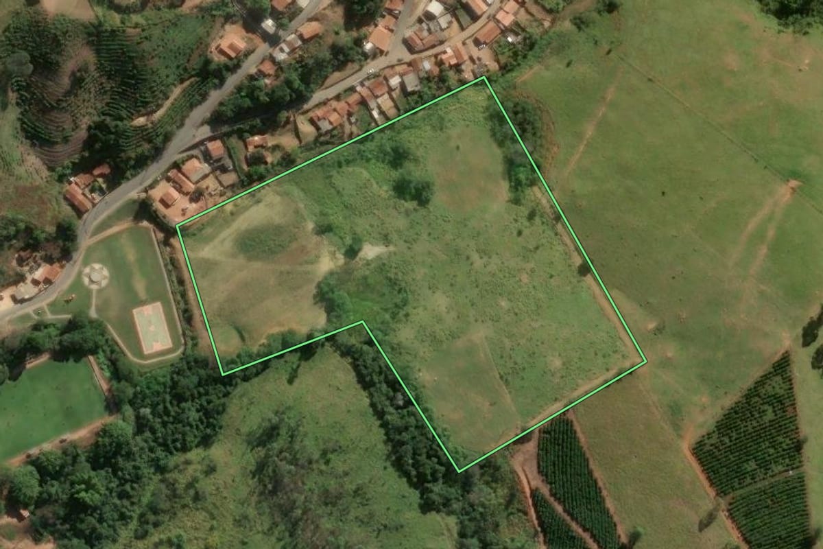 Imagem de satélite do imóvel rural em Caconde (SP), com o contorno declarado no CAR desenhado por cima.