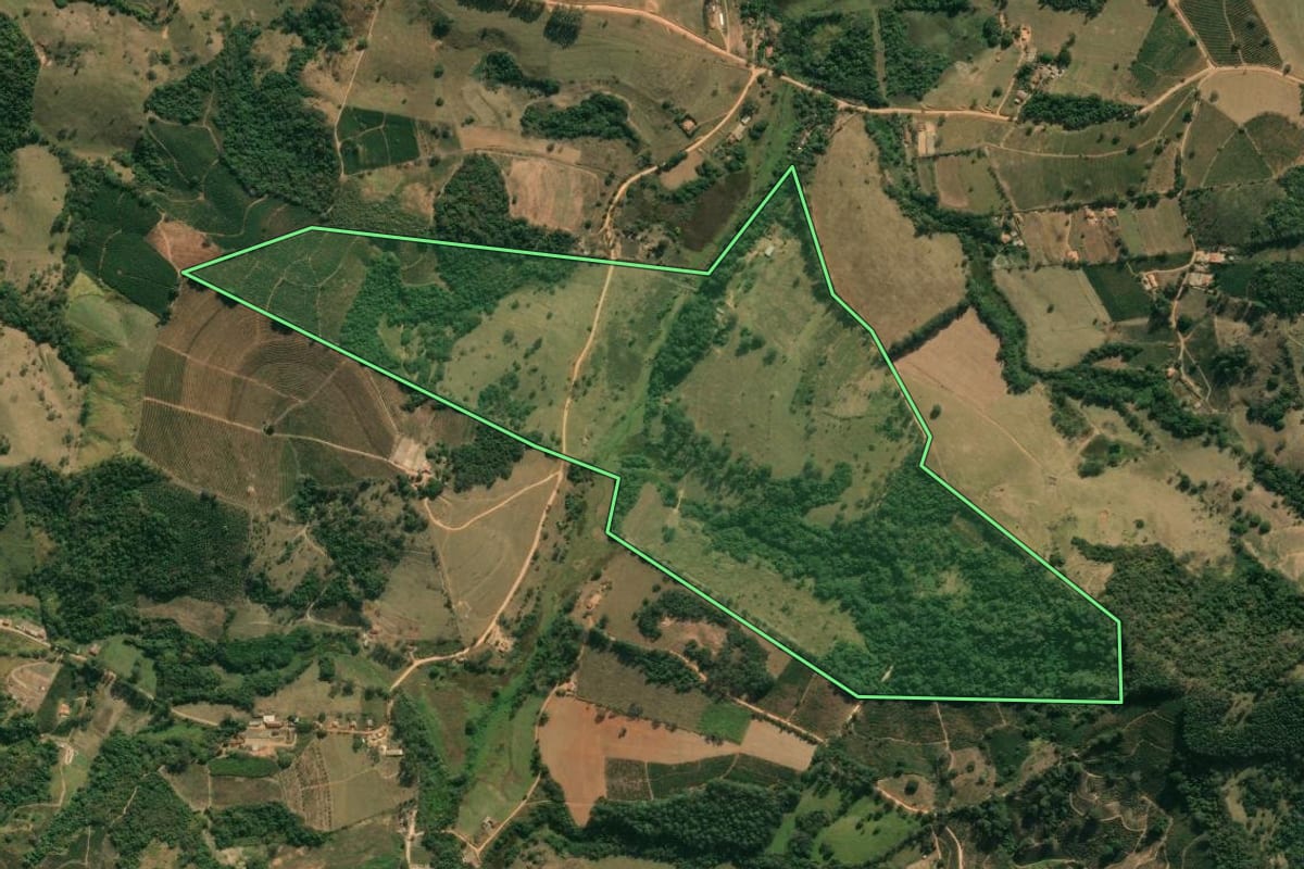Imagem de satélite do imóvel rural em Caconde (SP), com o contorno declarado no CAR desenhado por cima.