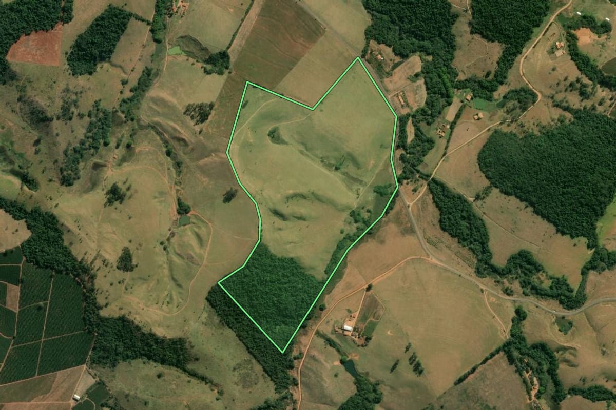 Imagem de satélite do imóvel rural em Caconde (SP), com o contorno declarado no CAR desenhado por cima.