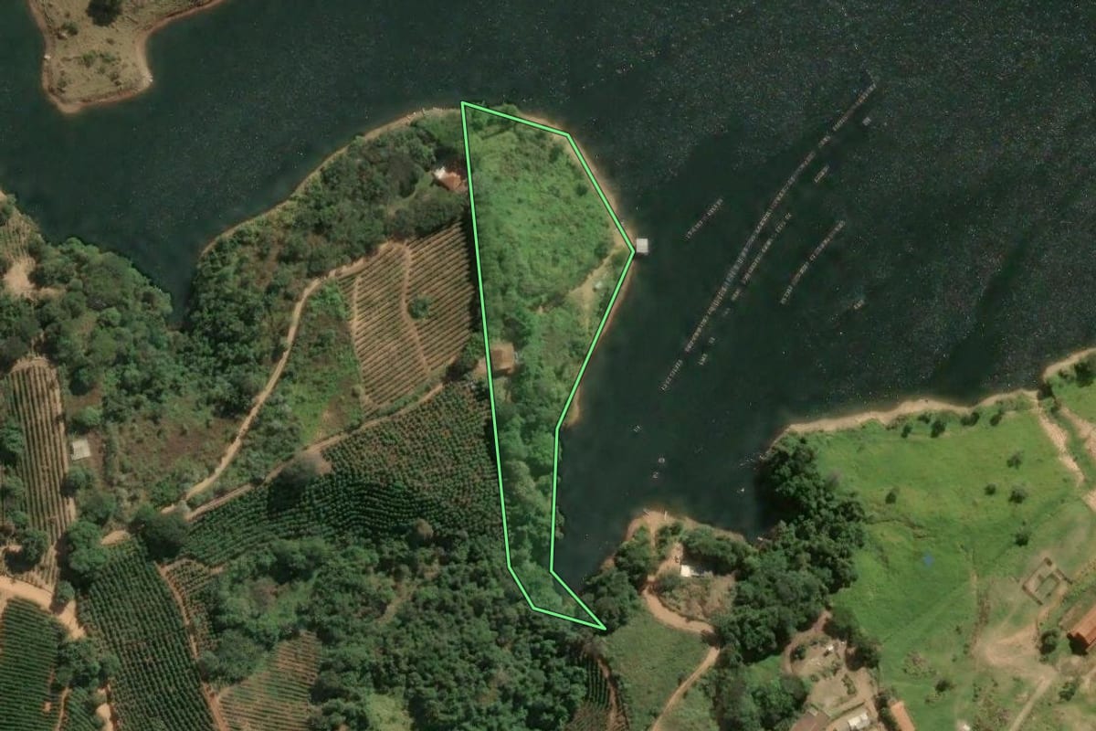 Imagem de satélite do imóvel rural em Caconde (SP), com o contorno declarado no CAR desenhado por cima.