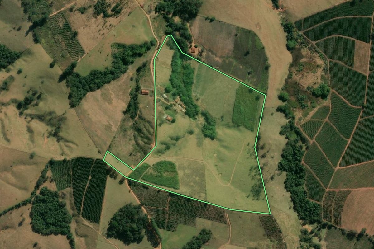 Imagem de satélite do imóvel rural em Caconde (SP), com o contorno declarado no CAR desenhado por cima.