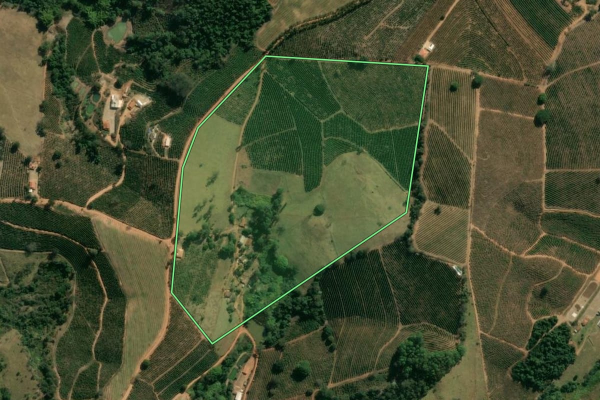 Imagem de satélite do imóvel rural em Caconde (SP), com o contorno declarado no CAR desenhado por cima.