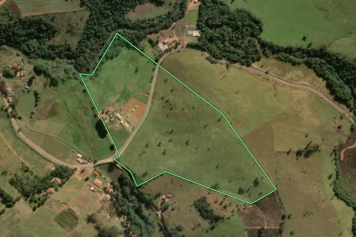 Imagem de satélite do imóvel rural em Caconde (SP), com o contorno declarado no CAR desenhado por cima.