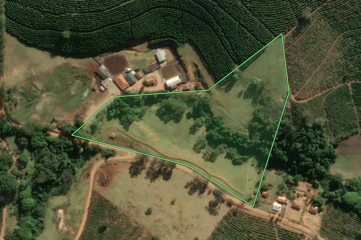 Imagem de satélite do imóvel rural em Caconde (SP), com o contorno declarado no CAR desenhado por cima.