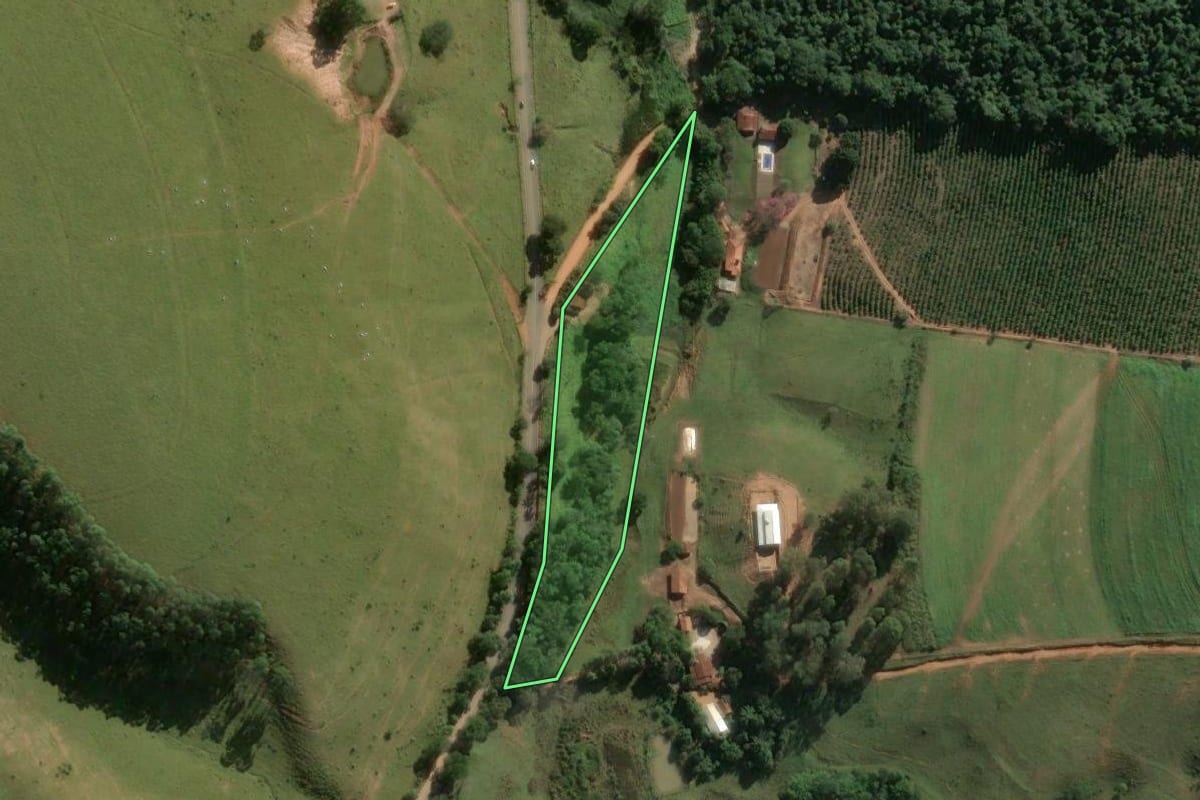 Imagem de satélite do imóvel rural em Caconde (SP), com o contorno declarado no CAR desenhado por cima.