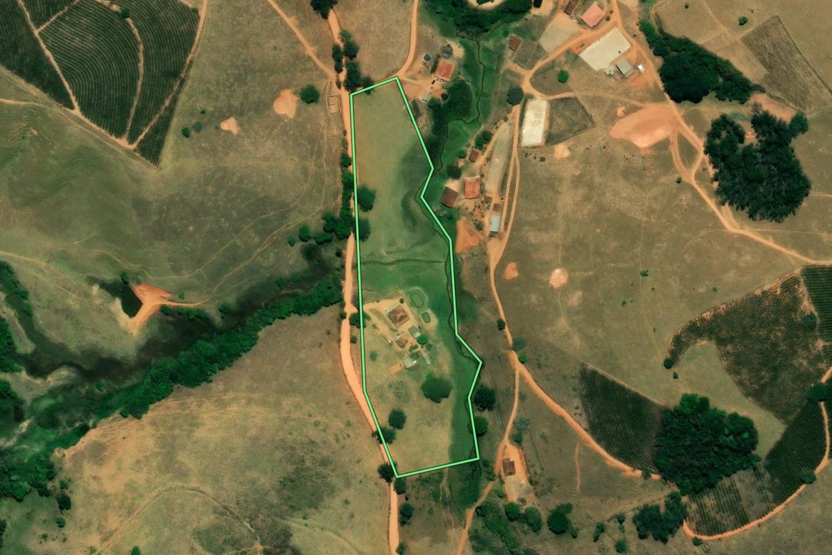 Imagem de satélite do imóvel rural em Caconde (SP), com o contorno declarado no CAR desenhado por cima.