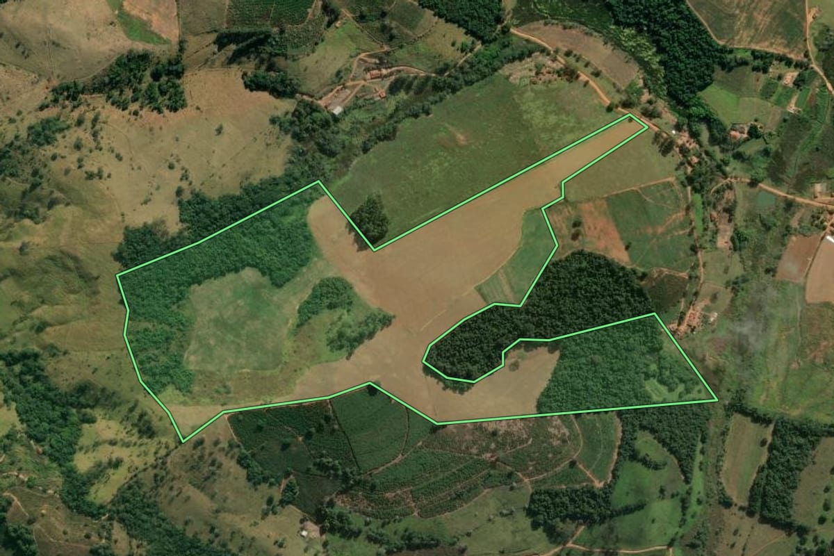 Imagem de satélite do imóvel rural em Caconde (SP), com o contorno declarado no CAR desenhado por cima.