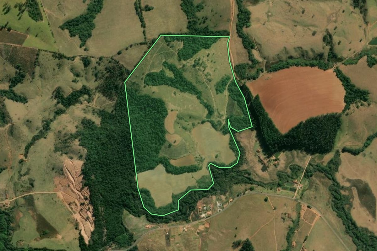 Imagem de satélite do imóvel rural em Caconde (SP), com o contorno declarado no CAR desenhado por cima.