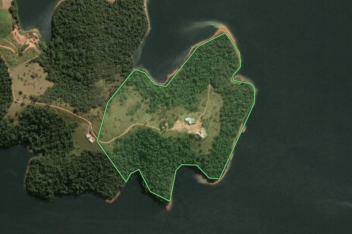 Imagem de satélite do imóvel rural em Caconde (SP), com o contorno declarado no CAR desenhado por cima.