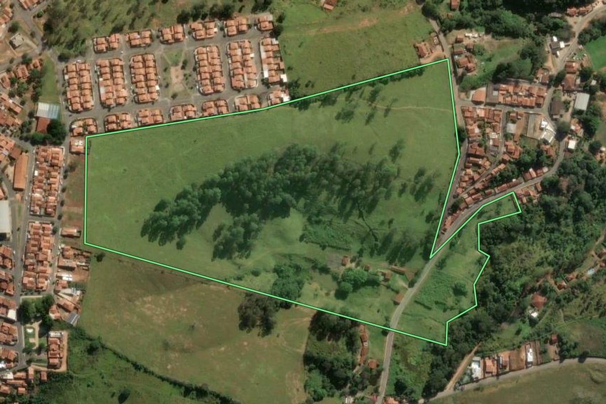 Imagem de satélite do imóvel rural em Caconde (SP), com o contorno declarado no CAR desenhado por cima.
