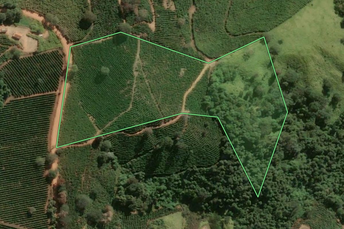 Imagem de satélite do imóvel rural em Caconde (SP), com o contorno declarado no CAR desenhado por cima.