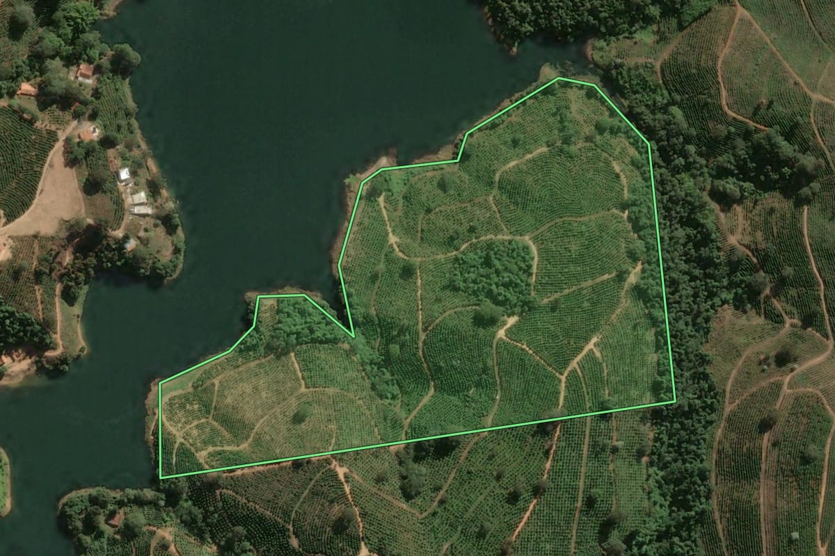 Imagem de satélite do imóvel rural em Caconde (SP), com o contorno declarado no CAR desenhado por cima.