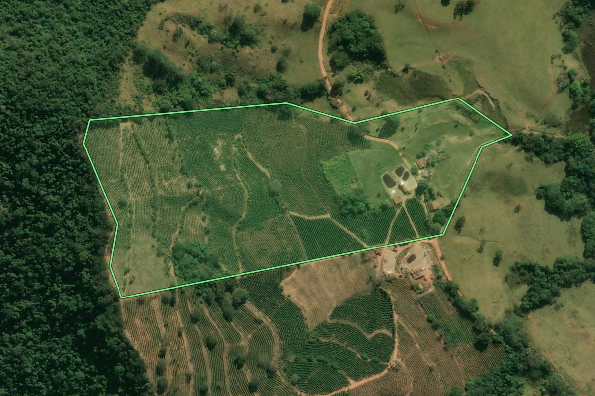 Imagem de satélite do imóvel rural em Caconde (SP), com o contorno declarado no CAR desenhado por cima.