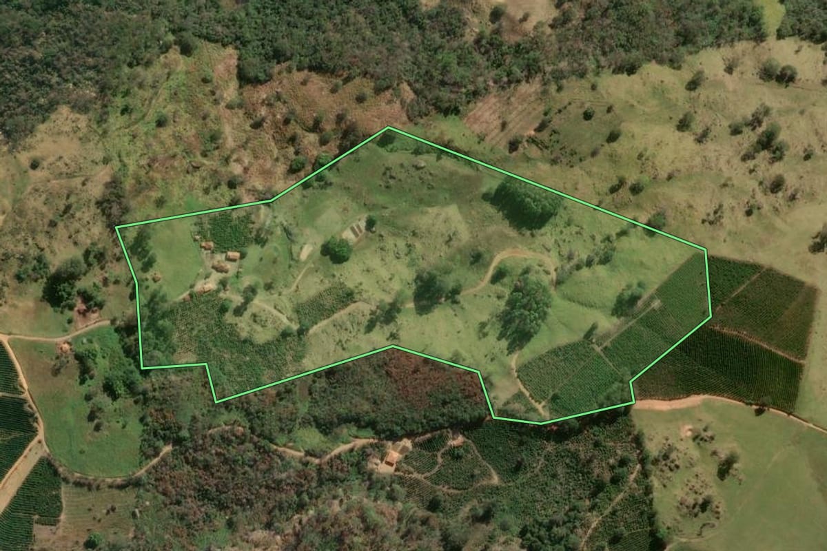 Imagem de satélite do imóvel rural em Caconde (SP), com o contorno declarado no CAR desenhado por cima.